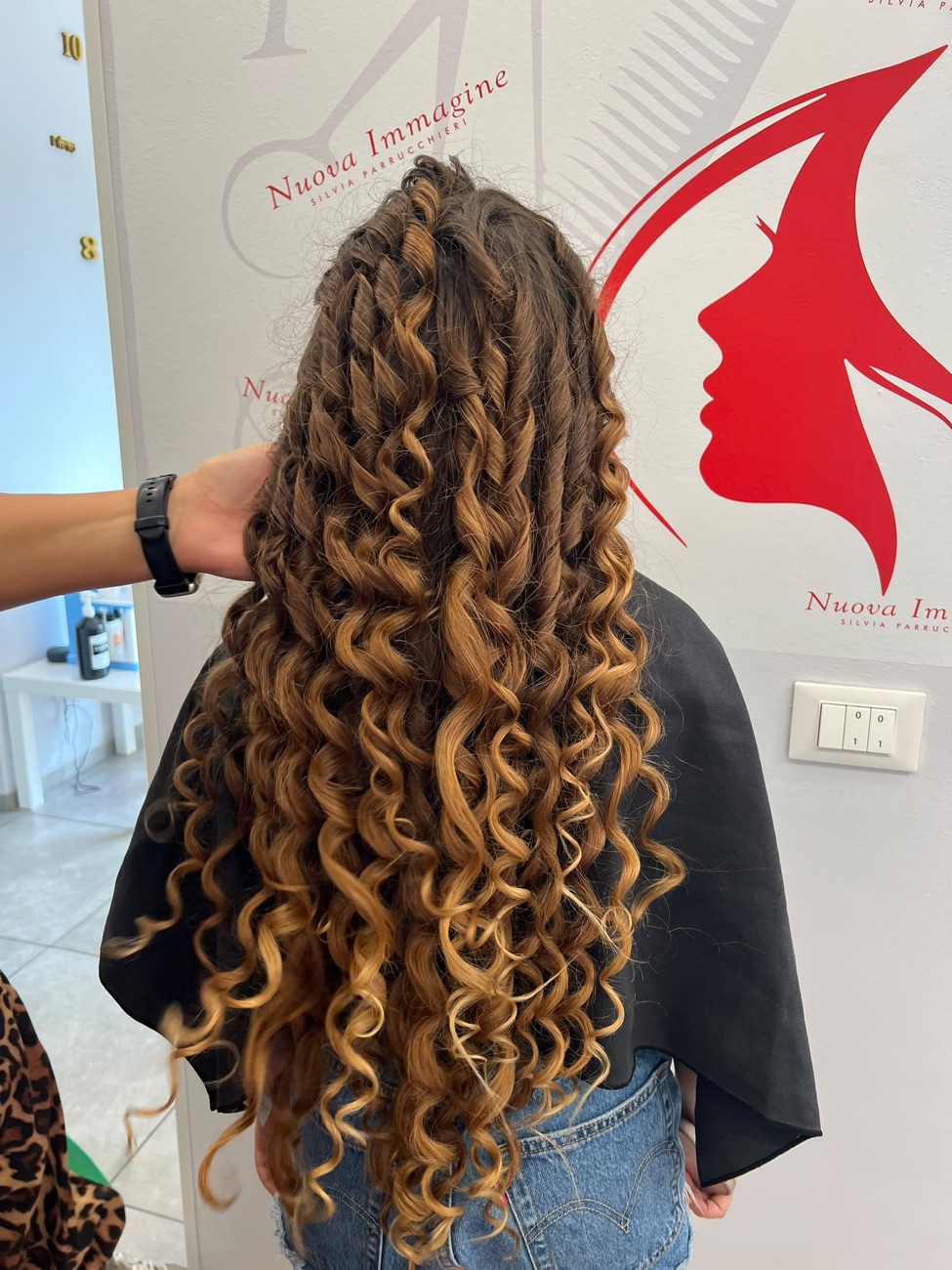 Acconciatura ricci e boccoli definiti su capelli lunghi - Nuova Immagine Silvia Parrucchieri Brugherio