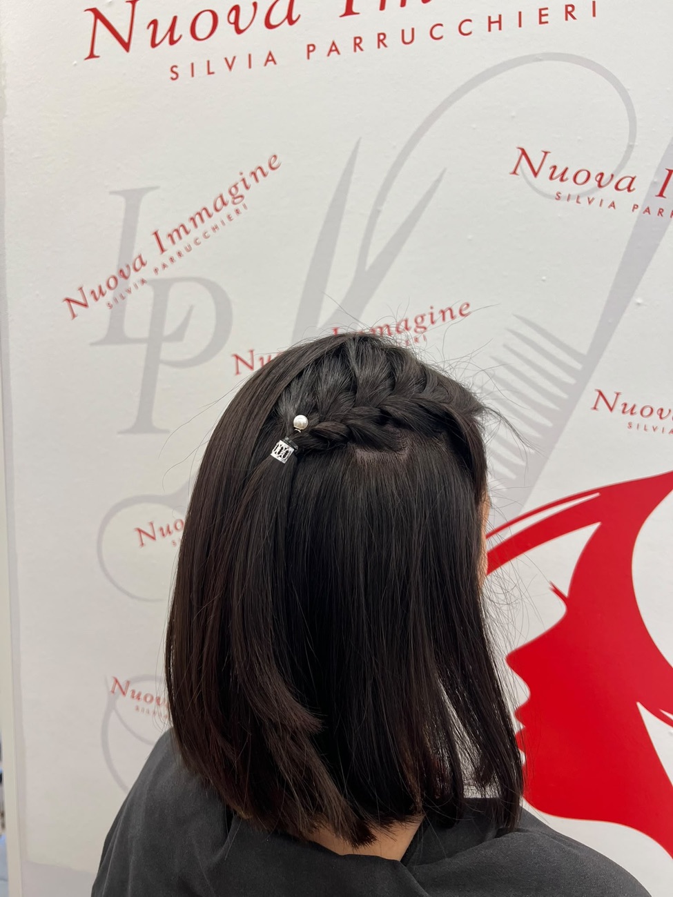 Treccia laterale con perla su caschetto corto - parrucchiere Brugherio Silvia
